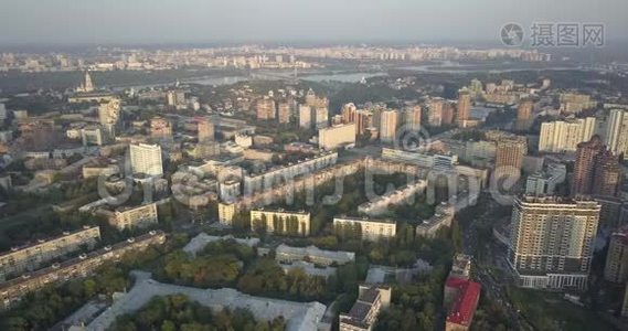 4K. 空中观景。 基辅Pecherski区中心的现代建筑立面。 4k4096x2160视频