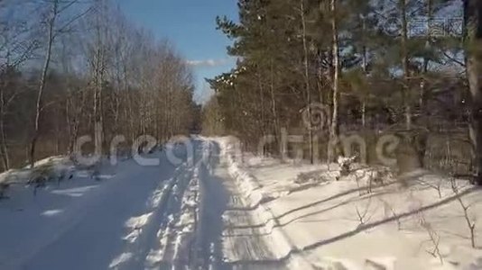 冬季森林空旷乡村道路上空的空中运动视频