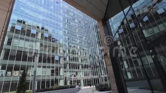 写字楼的平滑跟踪镜头.. 办公楼跟踪射击。视频