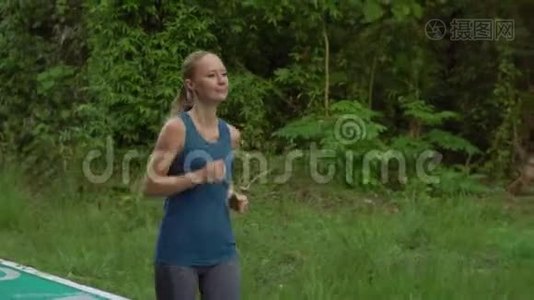 一名在热带公园跑步的年轻女子开枪视频