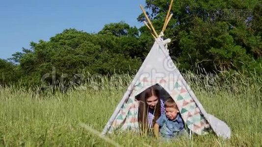 母子俩在森林里的帐篷里野餐视频