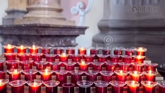 天主教堂里的蜡烛，信仰和希望视频
