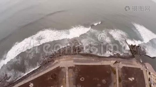 鸟瞰海滩和海浪。 行动缓慢视频