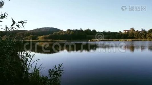 湖景全景，背景是教堂视频