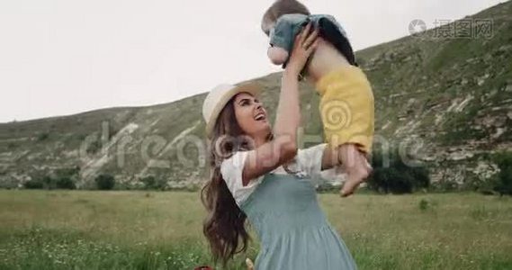 年轻的妈妈和她的小男孩在一起度过美好的时光，有一张快乐而微笑的脸。视频