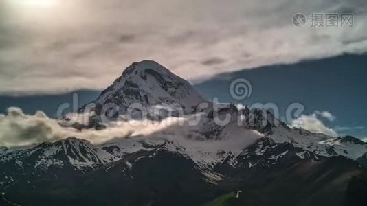 日落的时间在覆盖着雪的山上视频