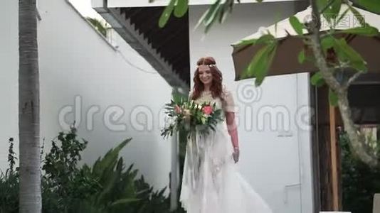 新娘来参加婚礼视频