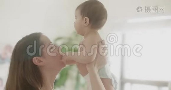 4K妈妈吻她的宝贝女儿。视频