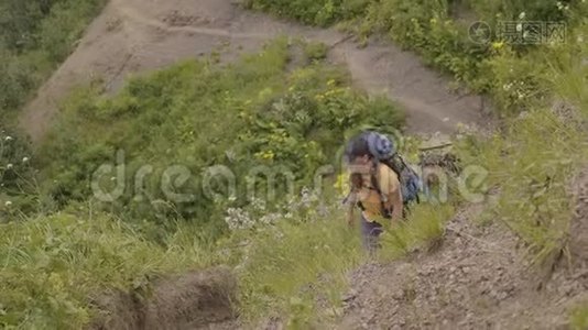 女子在登山步道上徒步旅行。 Moutain旅行概念视频