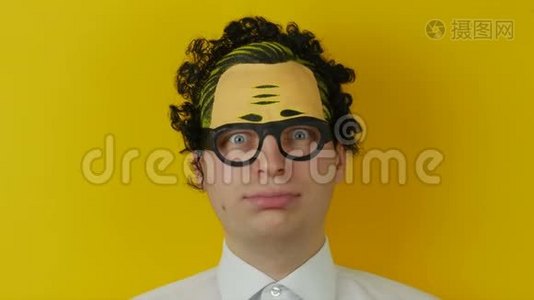 黄色墙壁背景上的滑稽和紧张的卷发男子的肖像，疯狂和愉快的情绪视频