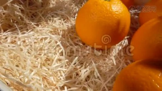 在一个木箱里放着一幅关于多汁橙子的全景图视频