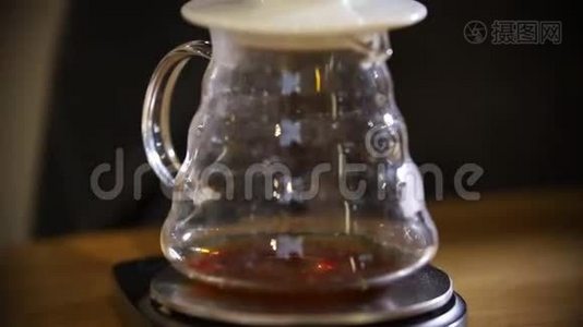 咖啡师用漏斗制作美式咖啡。 一只美洲狮从过滤器里涌出来视频