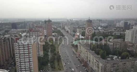 空中观景。 城市交通道路的无人机镜头。 基辅市视频