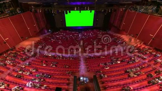 电影院观众席，红色椅子和绿色投影屏幕延时视频