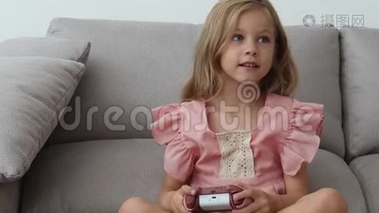 在家：可爱的女孩在电子游戏控制台里玩，使用操纵杆控制器视频