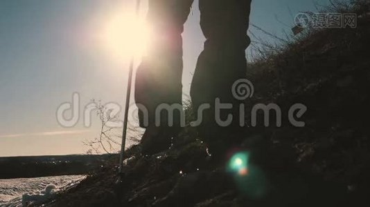 徒步旅行者在冬天寒冷的雪天徒步旅行。 在山脉的背景下，腿沿着山脊走视频