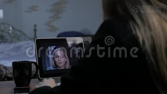 女商人使用笔记本电脑给商业伙伴打视频电话，在线客户咨询。 家里的办公室。 慢慢慢慢视频