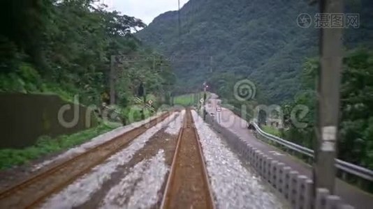 4在丛林和山上的铁轨的K视图。 台湾乡村之旅视频