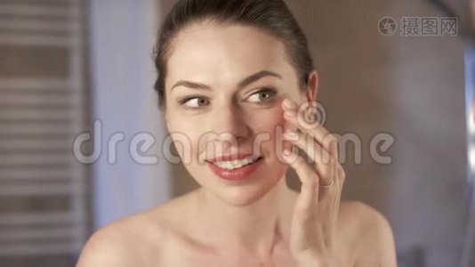 迷人的女人在脸上涂奶油视频