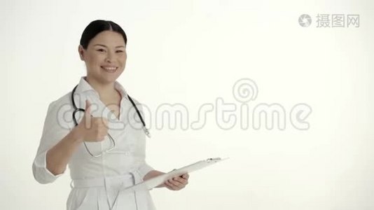 白色背景微笑和拇指的亚洲护士。视频