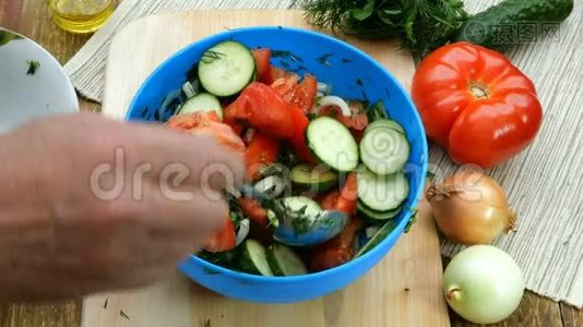 自制素食健康食品.. 人的手混合西红柿，黄瓜，洋葱，和欧芹。视频