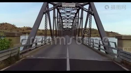 穿越横跨河流的金属路桥视频