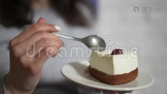 女人`手拿一茶匙，拿一块蛋糕，特写。 糖果，餐厅，甜点概念..视频