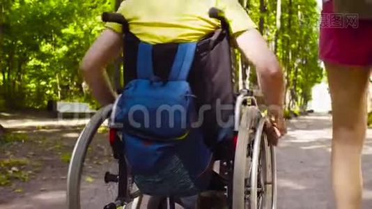 轮椅的轮子和妇女在行走时`腿视频