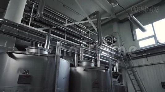 酒厂大厅有巨大的垂直酒钢桶，葡萄在那里发酵视频