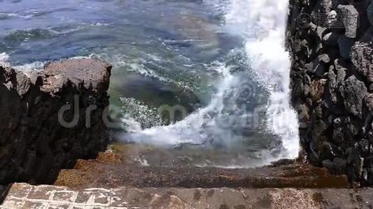 石阶入大海.. 动作缓慢。视频