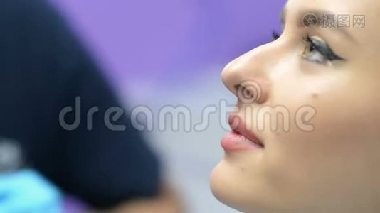妇女进行牙科咨询视频