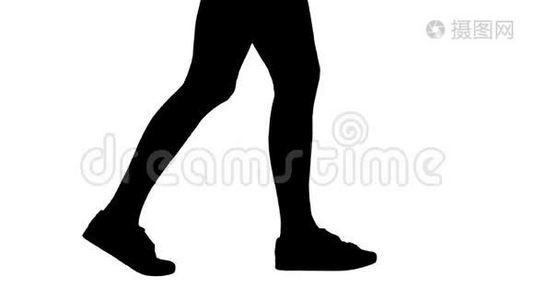 剪影女足穿白色运动鞋行走。视频