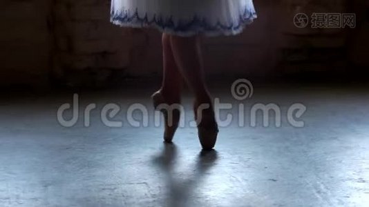 芭蕾舞演员在尖上跳舞的腿的特写镜头。视频