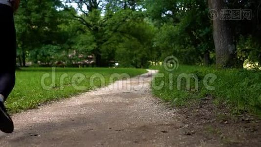 在绿色夏日公园里奔跑的女孩视频