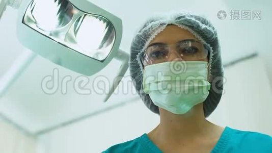 牙医检查病人牙齿，治疗牙痛，专业服务视频