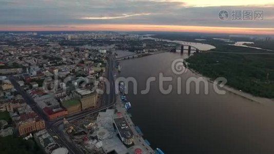 城市全景上的金色天空景观.. 在天空中鸟瞰日落视频