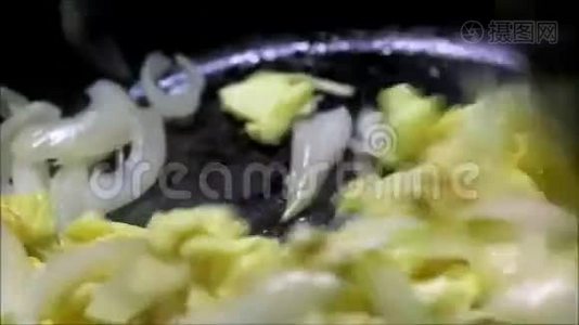 锅中煎洋葱和鸡蛋视频