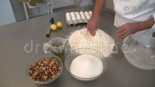 一位糕点师正在混合面粉和糖来制作16FDV的糕点视频