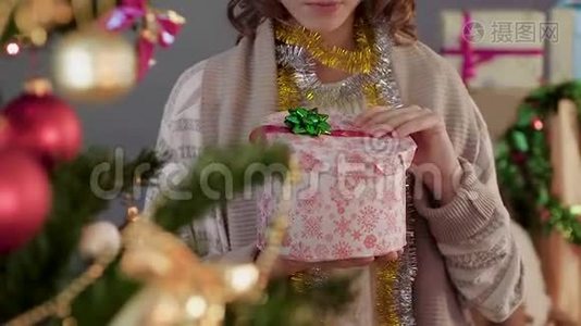 美丽的儿童打开礼品盒和欢乐的礼物，圣诞奇迹视频