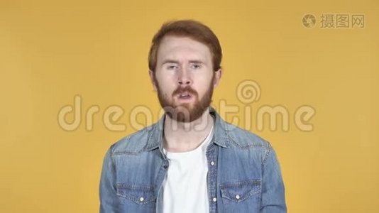 红发男子手势失败和问题，黄色背景视频
