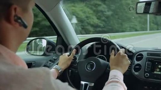 高速公路上人驾驶汽车后景视频