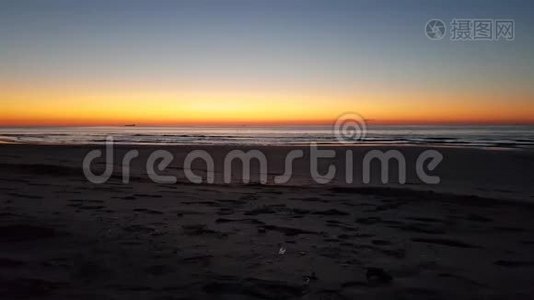 4K海水在橙色天空背景下的海滩上波浪视频