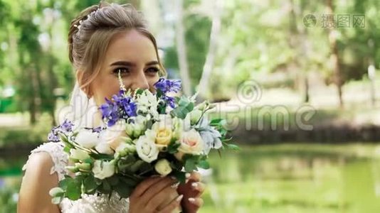 穿着节日礼服带着花束的年轻女性新娘视频
