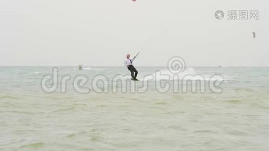 年轻人在海洋上玩风筝，极限夏季运动高清，慢动作视频