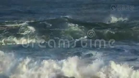 巨大的海岸海浪视频