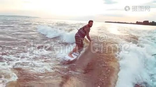 wakeboarder在慢动作中做恶作剧。 冲浪。视频