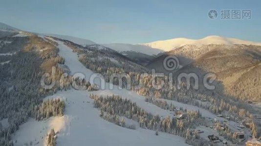 飞越喀尔巴阡山的一个村庄。 鸟`山上白雪覆盖的房子的视野。 乡村景观视频