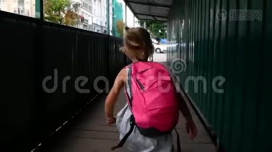小女孩跳得很开心。 女孩逃学视频