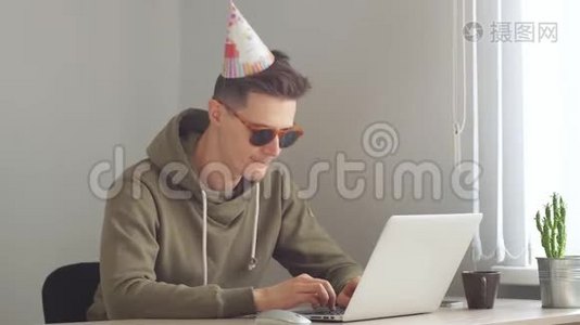 一个在生日那天在电脑上工作的商人视频