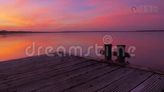 夕阳西下的天空在色彩的海洋上视频